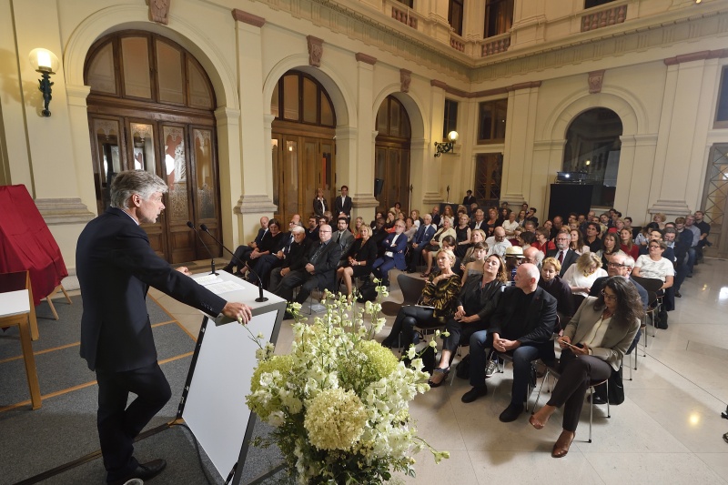 Begrüßung durch Parlamentsdirektor Harald Dossi. Blick Richtung VeranstaltungsteilnehmerInnen