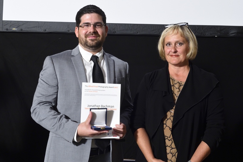 Preisträger Johnatan Bachman und Jurymitglied