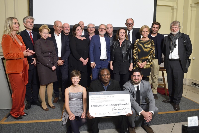 Gruppenfoto mit Jury und PreisträgerInnen