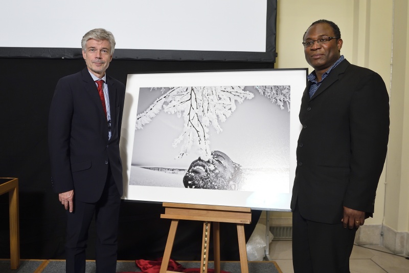 Von links: Parlamentsdirektor Harald Dossi und Preisträger Cletus Nelson Nwadike