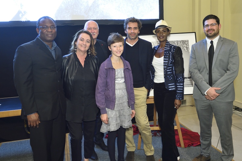 Von links: Preisträger Cletus Nelson Nwadike, Silvia Lammerhuber, Organisator des Alfred Fried Photography Award Lois Lammerhuber, Preisträgerin Lina Momsen, Preisträger Yoann Cimier, Menschenrechtsaktivistin Waris Dirie, Preisträger Jonathan Bachman