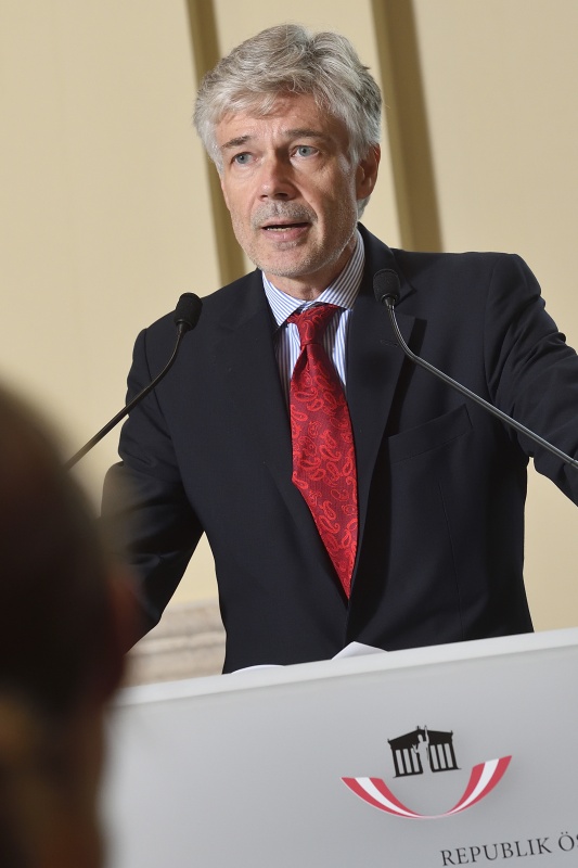 Begrüßung durch Parlamentsdirektor Harald Dossi