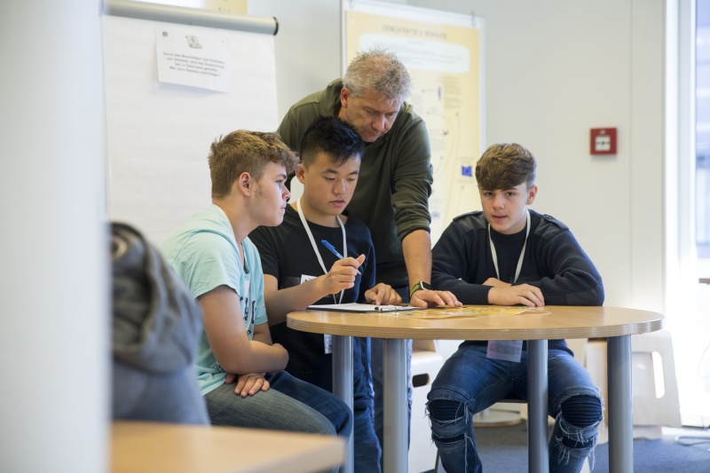 SchülerInnen informieren sich über den Weg eines Gesetzes von der Idee bis zur Verabschiedung