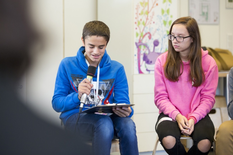 SchülerInnen informieren sich über den Weg eines Gesetzes von der Idee bis zur Verabschiedung