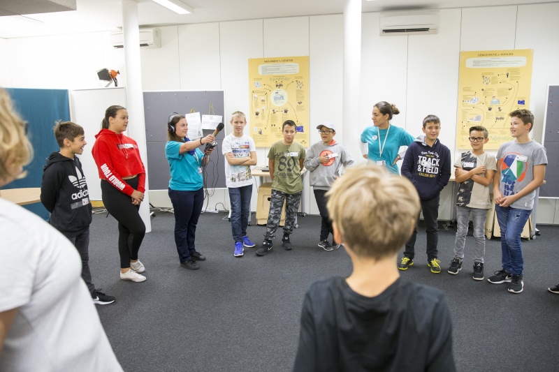 SchülerInnen informieren sich über den Weg eines Gesetzes von der Idee bis zur Verabschiedung