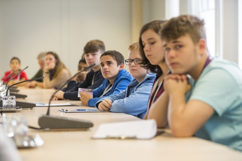 SchülerInnen informieren sich über den Weg eines Gesetzes von der Idee bis zur Verabschiedung