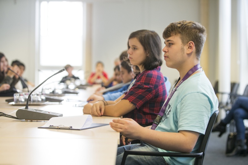 SchülerInnen informieren sich über den Weg eines Gesetzes von der Idee bis zur Verabschiedung