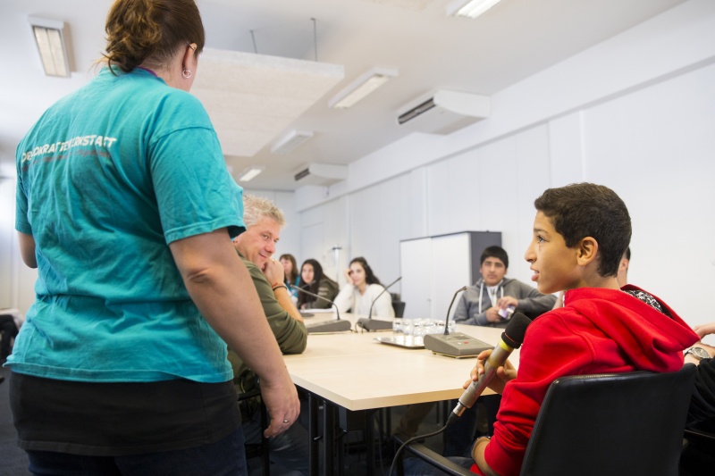 SchülerInnen informieren sich über den Weg eines Gesetzes von der Idee bis zur Verabschiedung