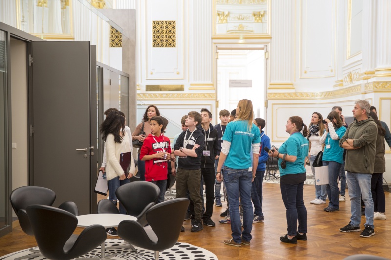 SchülerInnen informieren sich über den Weg eines Gesetzes von der Idee bis zur Verabschiedung