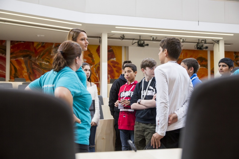 SchülerInnen informieren sich über den Weg eines Gesetzes von der Idee bis zur Verabschiedung