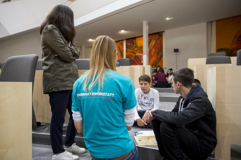 SchülerInnen informieren sich über den Weg eines Gesetzes von der Idee bis zur Verabschiedung