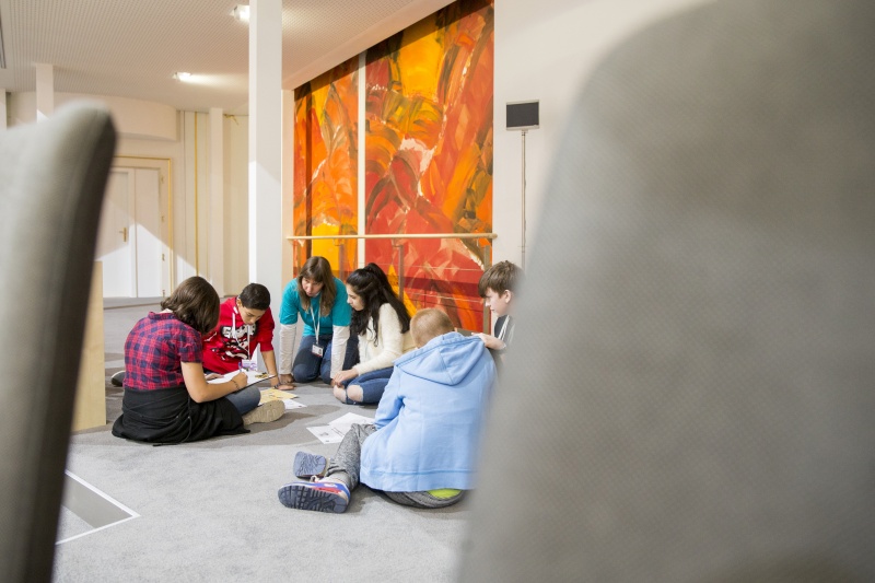 SchülerInnen informieren sich über den Weg eines Gesetzes von der Idee bis zur Verabschiedung