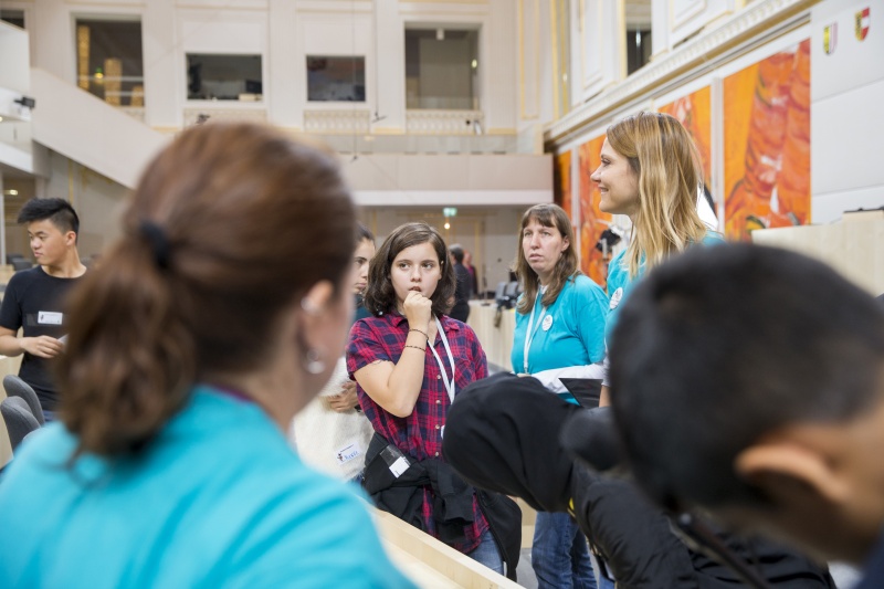 SchülerInnen informieren sich über den Weg eines Gesetzes von der Idee bis zur Verabschiedung