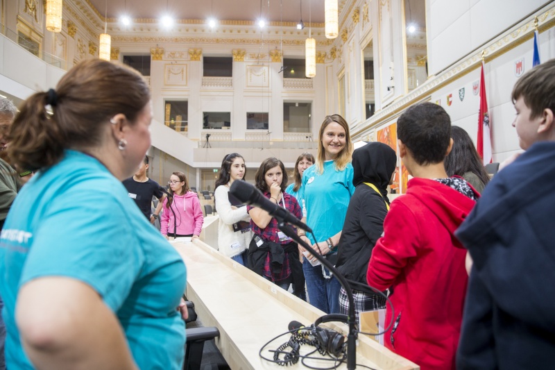 SchülerInnen informieren sich über den Weg eines Gesetzes von der Idee bis zur Verabschiedung