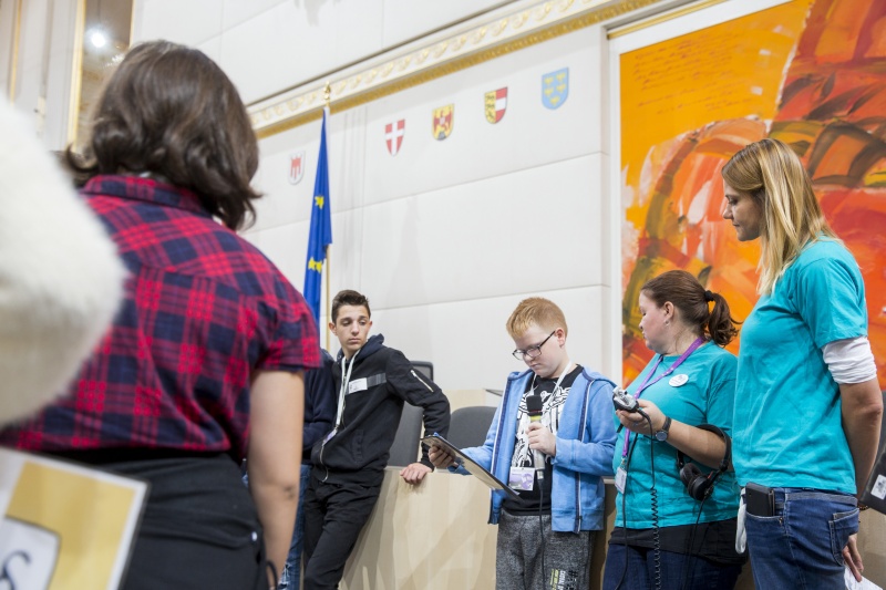 SchülerInnen informieren sich über den Weg eines Gesetzes von der Idee bis zur Verabschiedung