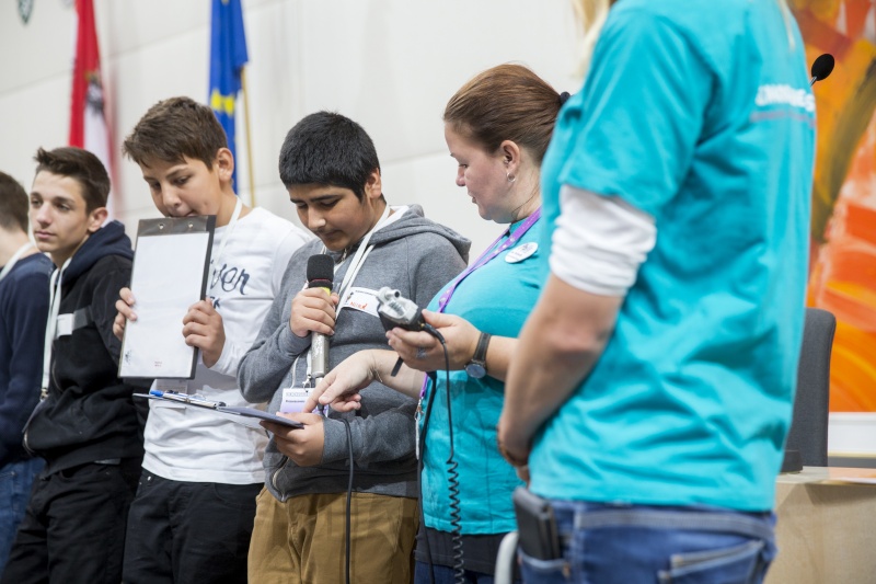 SchülerInnen informieren sich über den Weg eines Gesetzes von der Idee bis zur Verabschiedung