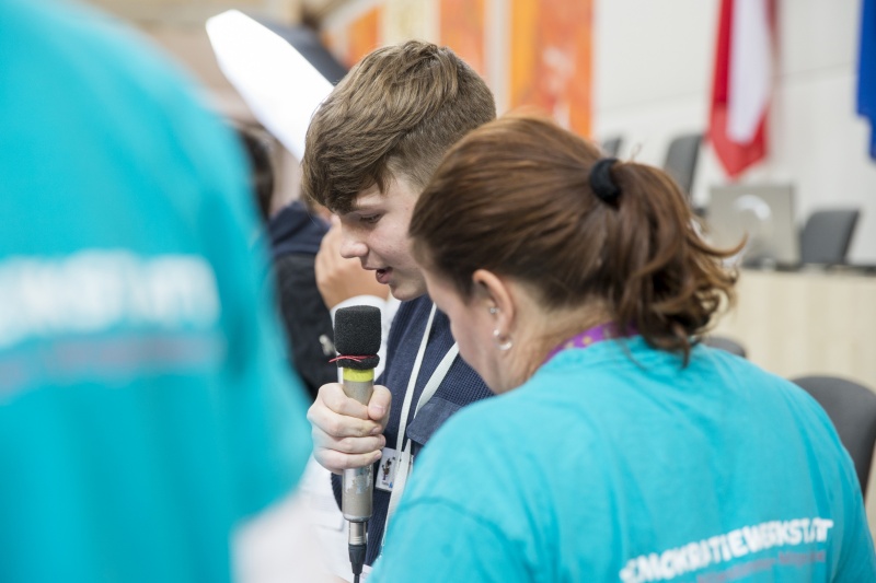 SchülerInnen informieren sich über den Weg eines Gesetzes von der Idee bis zur Verabschiedung