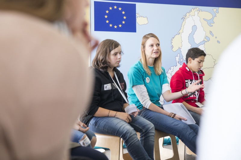 SchülerInnen informieren sich über den Weg eines Gesetzes von der Idee bis zur Verabschiedung