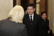 Begrüßung des thailändischen Delegationsleiters Peerasak Porjit durch die Vizepräsidentin des Bundesrat Ingrid Winkler (S)
