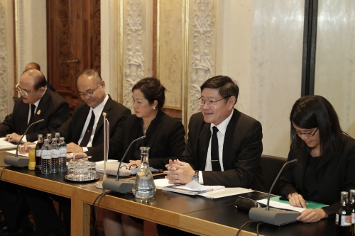 Aussprache. Thailändischen Delegation unter der Leitung des Zweiten Vizepräsidenten der Nationalen Legislativversammlung Peerasak Porjit (2.v.re.)