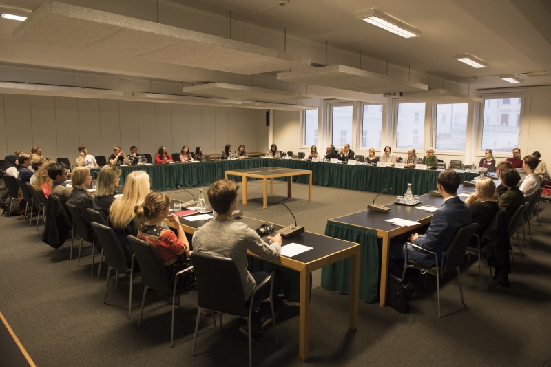 Diskussionsrunde mit Jugendlichen zum Thema "Wie schaffen wir die bessere Einbindung von Kindern und Jugendlichen, um die Sustainable Developement Goals (SDGs) in Österreich umzusetzen?". Blick Richtung VeranstaltungsteilnehmerInnen
