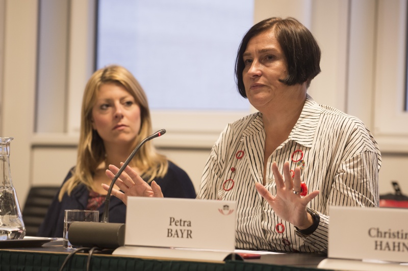 Diskussionsrunde mit Jugendlichen zum Thema "Wie schaffen wir die bessere Einbindung von Kindern und Jugendlichen, um die Sustainable Developement Goals (SDGs) in Österreich umzusetzen?" Am Podium von rechts: Nationalratsabgeordnete Petra Bayr (S), Nationalratsabgeordnete Katharina Kucharowits (S)