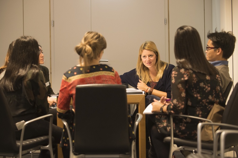 Diskussionsrunde mit Jugendlichen zum Thema "Wie schaffen wir die bessere Einbindung von Kindern und Jugendlichen, um die Sustainable Developement Goals (SDGs) in Österreich umzusetzen?". Nationalratsabgeordnete Katharina Kucharowits (S) diskutiert mit TeilnehmerInnen