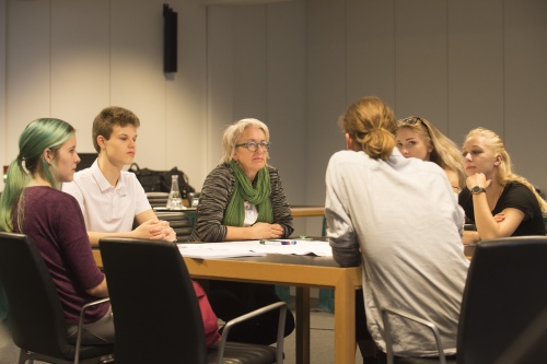 Diskussionsrunde mit Jugendlichen zum Thema "Wie schaffen wir die bessere Einbindung von Kindern und Jugendlichen, um die Sustainable Developement Goals (SDGs) in Österreich umzusetzen?" Nationalratsabgeordnete Barbara Neuroth (G) diskutiert mit TeilnehmerInnen