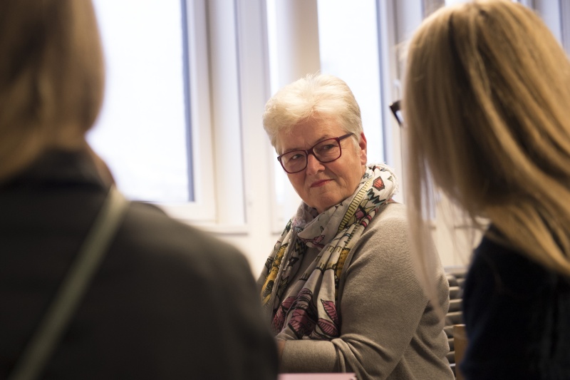 Diskussionsrunde mit Jugendlichen zum Thema "Wie schaffen wir die bessere Einbindung von Kindern und Jugendlichen, um die Sustainable Developement Goals (SDGs) in Österreich umzusetzen?" Christine Hahn von den NEOS (Mitte) diskutiert mit TeilnehmerInnen