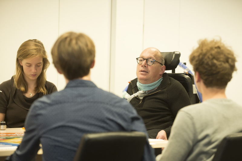 Diskussionsrunde mit Jugendlichen zum Thema "Wie schaffen wir die bessere Einbindung von Kindern und Jugendlichen, um die Sustainable Developement Goals (SDGs) in Österreich umzusetzen?" Nationalratsabgeordneter Franz-Joseph Huainigg (V) diskutiert mit TeilnehmerInnen
