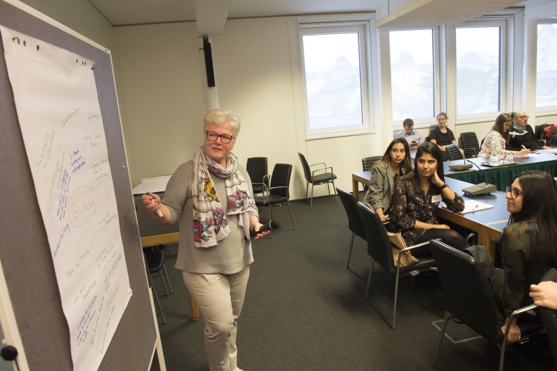 Diskussionsrunde mit Jugendlichen zum Thema "Wie schaffen wir die bessere Einbindung von Kindern und Jugendlichen, um die Sustainable Developement Goals (SDGs) in Österreich umzusetzen?" Christine Hahn von den NEOS präsentiert die Ergebnisse ihrer Gesprächsrunden.