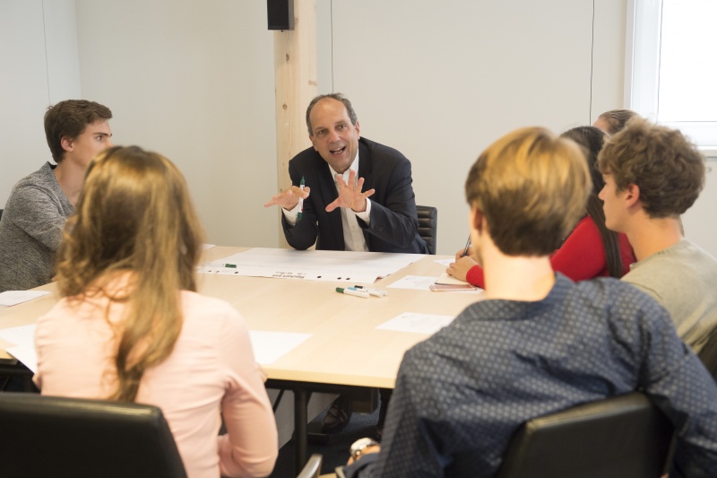 Diskussionsrunde mit Jugendlichen zum Thema "Wie schaffen wir die bessere Einbindung von Kindern und Jugendlichen, um die Sustainable Developement Goals (SDGs) in Österreich umzusetzen?" Nationalratsabgeordneter Johannes Hübner (F) diskutiert mit TeilnehmerInnen