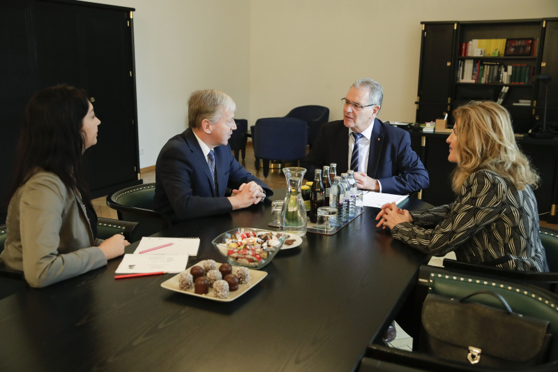 Aussprache. Der irische Botschafter Tom Hanney (2. von links) im Gespräch  mit Bundesratspräsident Edgar Mayer (V) (2. von rechts)