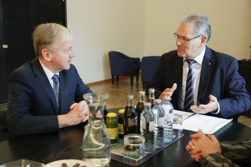 Aussprache. Von links: Der irische Botschafter Tom Hanney im Gespräch  mit Bundesratspräsident Edgar Mayer (V)