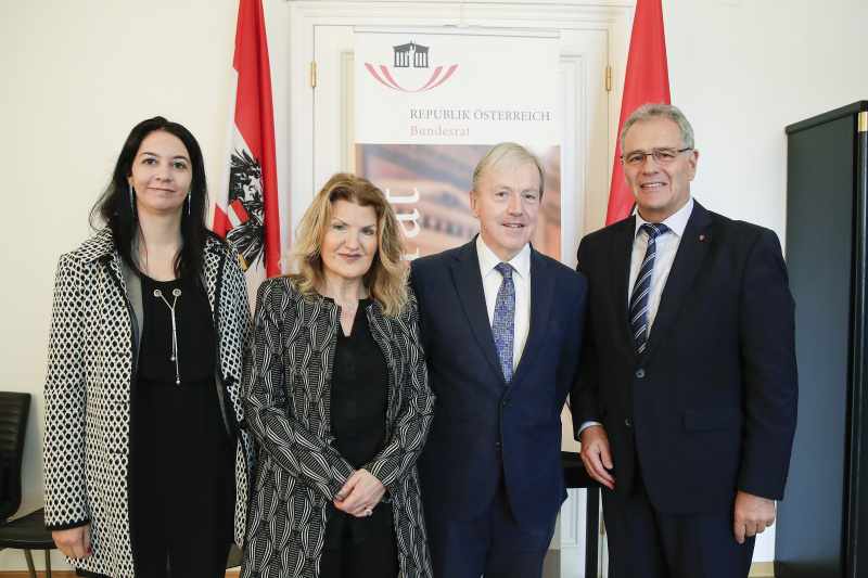 Besuch des irischen Botschafters Tom Hanney (2. von rechts)  bei Bundesratspräsident Edgar Mayer (rechts) (V)