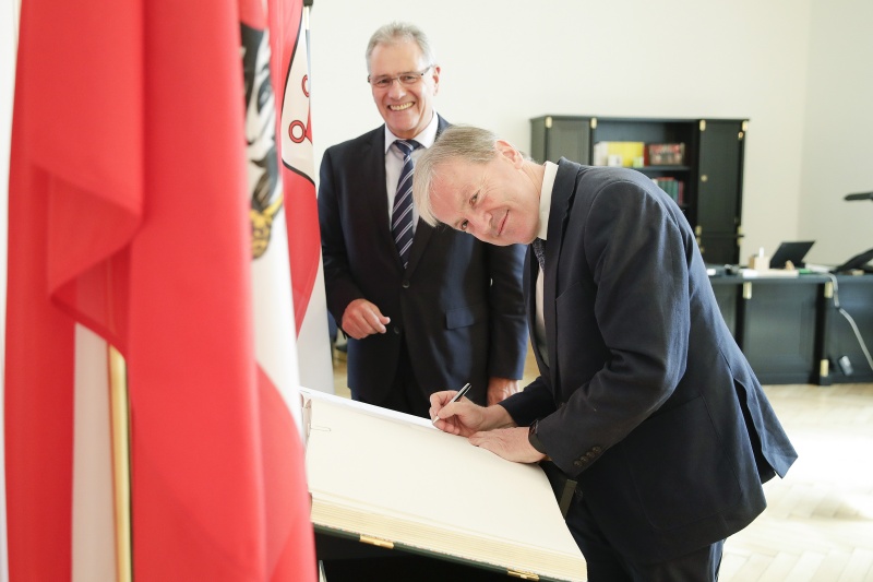 Von rechts: Der irische Botschafter Thom Hanney beim Eintrag in das Gästebuch mit Bunderatspräsident Edgar Mayer