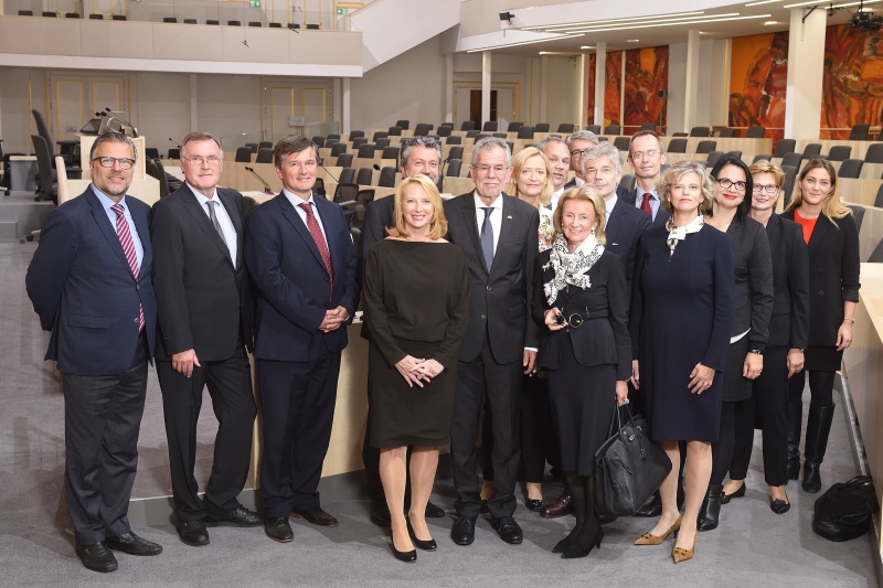 Von links: stv. Generaldirektor Kunsthistorisches Museum Franz Pichorner, Vizedirektor Naturhistorisches Museum Herbert Kritscher, Geschäftsführer Spanische Hofreitschule Erwin Kissenbauer, Burghauptmann Reinhold Sahl, Nationalratspräsidentin Doris Bures (S), Bundespräsident Alexander Van der Bellen, Generaldirektorin Österreichische Nationalbibliothek Johanna Rachinger, Bauleiter von Umbau Burghauptmannschaft Österreich Robert Neunteufel, Elisabeth Gürtler, Parlamentsvizedirektor Alexis Wintoniak, Parlamentsdirektor Harald Dossi, Kaufmännischer Direktor Österreichische Nationalbibliothek Richard Starkel, Generaldirektorin Kunsthistorisches Museum Sabine Haag, Kabinettsdirektorin Österreichische Präsidentschaftskanzlei Andrea Ecker, Parlamentsvizedirektorin Susanne Janistyn-Novák, Vertretung der Geschäftsleitung MuseumsQuartier Nina Wenko