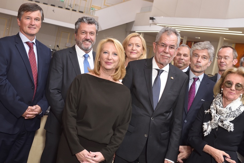 Von links: Geschäftsführer Spanische Hofreitschule Erwin Kissenbauer, Burghauptmann Reinhold Sahl, Nationalratspräsidentin Doris Bures (S), Generaldirektorin Österreichische Nationalbibliothek Johanna Rachinger, Bundespräsident Alexander Van der Bellen, Bauleiter von Umbau Burghauptmannschaft Österreich Robert Neunteufel, Parlamentsdirektor Harald Dossi, Kaufmännischer Direktor Österreichische Nationalbibliothek Richard Starkel, Elisabeth Gürtler