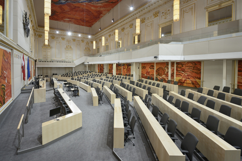 Seitenansicht  des Plenarsaals von National- und Bundesrat im Großen Redoutensaal in der Hofburg mit Bildern von Josef Mikl
