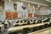 Plenarsaal von National- und Bundesrat im Großen Redoutensaal in der Hofburg mit Bildern von Josef Mikl