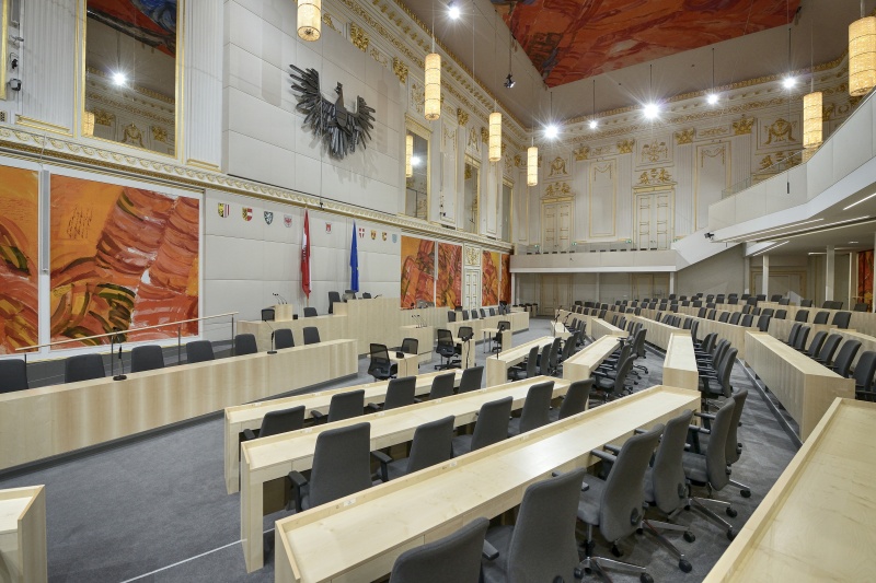Seitenansicht des Plenarsaals von National- und Bundesrat im Großen Redoutensaal in der Hofburg mit Bildern von Josef Mikl