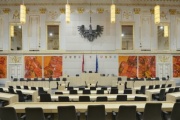 Frontalansicht des Plenarsaals von National- und Bundesrat im Großen Redoutensaal in der Hofburg mit Bildern von Josef Mikl