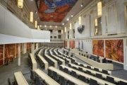 Seitenansicht des Plenarsaals von National- und Bundesrat im Großen Redoutensaal in der Hofburg mit Bildern von Josef Mikl