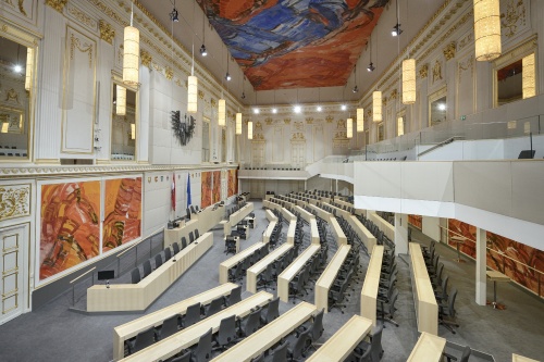 Seitenansicht des Plenarsaals von National- und Bundesrat im Großen Redoutensaal in der Hofburg mit Bildern von Josef Mikl
