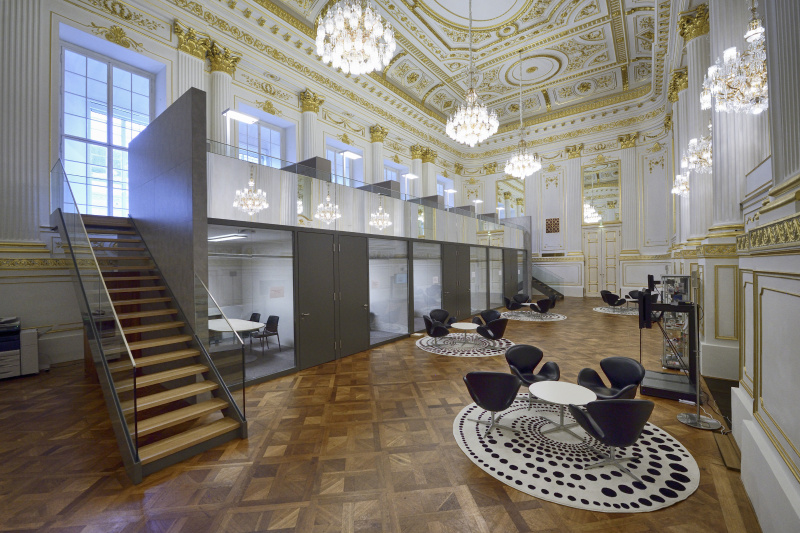 Seitenansicht des Kleinen Redoutensaales in der Hofburg mit den Besprechungskabinen der Klubs