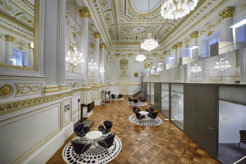 Seitenansicht des Kleinen Redoutensaales in der Hofburg mit den Besprechungskabinen der Klubs