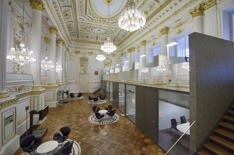 Seitenansicht des Kleinen Redoutensaales in der Hofburg mit den Besprechungskabinen der Klubs