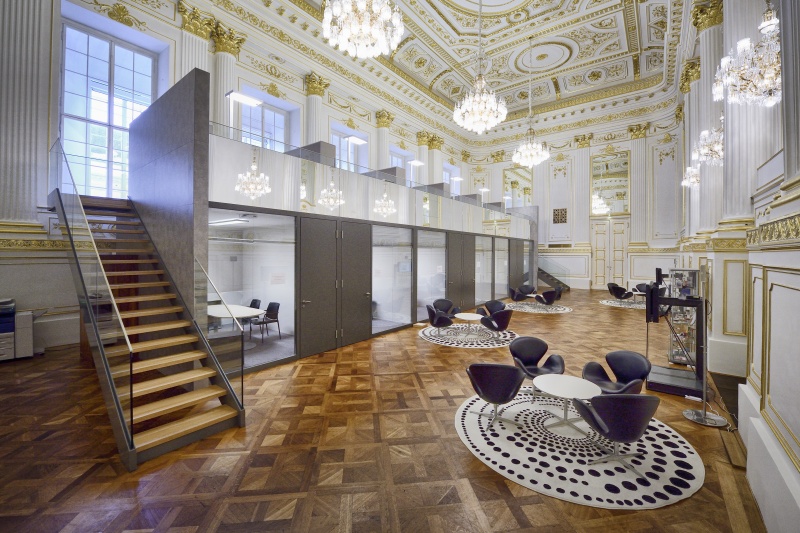 Seitenansicht des Kleinen Redoutensaales in der Hofburg mit den Besprechungskabinen der Klubs