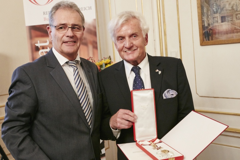 Übergabe des Ehrenzeichen, von links: Bundesratspräsident Edgar Mayer (V), Bundesratspräsident a. D. Gregor Hammerl (V)