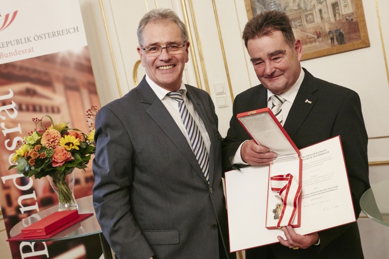 Übergbae des Ehrenzeichen, von links: Bundesratspräsident Edgar Mayer (V), Bundesratspräsident a. D. Josef Saller (V)